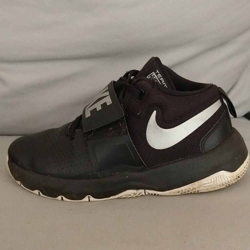 Nike team hustle 08 leather sneakers boys size 3.5
